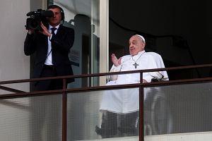 Papież Franciszek 23 marca opuścił szpital. Wcześniej pozdrawiał tłum ze szpitalnego balkonu.