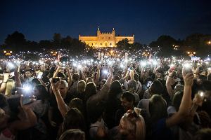 Katarzyna Nosowska, Monika Brodka, Paulina Przybysz oraz Kayah były gwiazdami sobotniego koncertu na placu Zamowym 'Siła kobiet', organizowanego w ramach lubelskich obchodów odzyskania przez Polskę niepodległości. Wydarzenie było m.in. opowieścią o kobietach Lublina, które miały wpływ na rozwój społeczny naszego miasta, walczyły o wolność i były aktywne w tworzeniu historii. - Właśnie w Lublinie 100 lat temu kobiety otrzymały prawo głosowania. Ale pamiętajmy że wolność nigdy nie jest dana nam na zawsze. Musimy ją szanować, cenić i walczyć o nią - mówiła jeszcze przed wystepem Kayah. Podczas jej występu nie zabrakło też napisanej ponad 20 lat temu 'Supermenki', która dla wielu kobiet jest nieformalnym hymnem. Do swoich największych przebojów sięgnęły też pozostałe wokalistki.