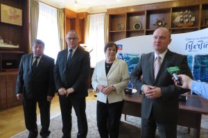 Podpisanie umowy w sprawie wprowadzenia Szczecińskiej Karty Rodzinnej na terenie Szczecińskiego Obszaru Metropolitarnego. Od lewej: burmistrz Polic Władysław Diakun, sekretarz gminy Kołbaskowo Janusz Kwidziński, wójt gminy Dobra Teresa Dera i Piotr Krzystek, prezydent Szczecina.