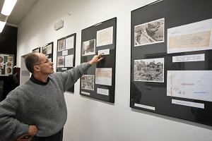 Muzeum Wojskowe w Drzonowie. Tadeusz Blachura, wicedyrektor muzeum pokazuje zdjęcia 