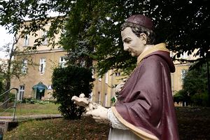 Na terenie dawnego szpitala nadal stoi figurka św. Karola Boromeusza, patrona sióstr