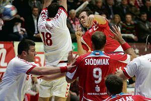 Trener Bogdan Wenta wielokrotnie powoływał Sebastiana Rumniaka (na zdjęciu rzuca)