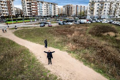 07.04.2025 r., Poznań, ul. Kórnicka, proboszcz parafii na Łacinie Radek Rakowski na działce, na której chce zbudować kościół