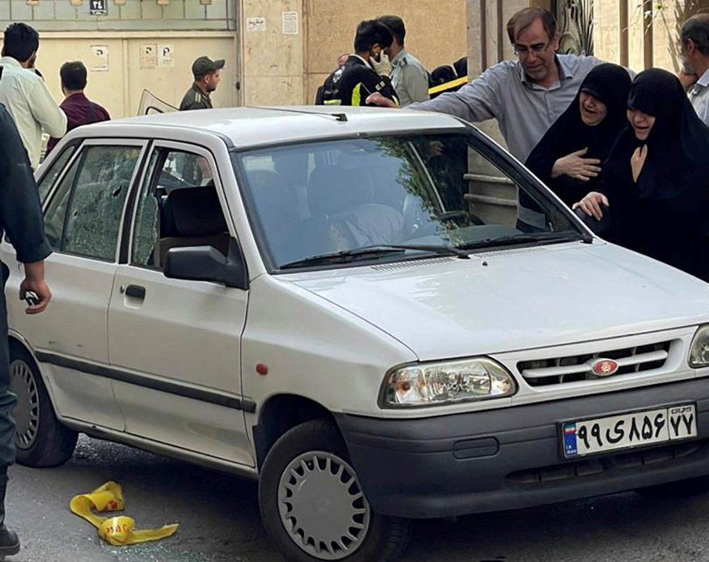 Członkowie rodziny płk Sajada Chodaiego płaczą nad jego ciałem w jego samochodzie po tym, jak został zastrzelony przez dwóch napastników w Teheranie, Iran, niedziela, 22 maja