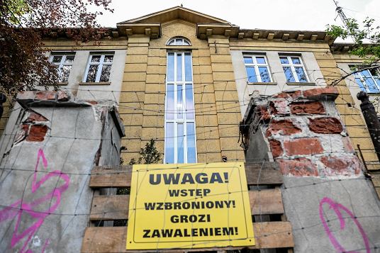 23.04.2024. Rozbiórka dawnego szpitala MSWiA przy ul. Ogrodowej w Kielcach