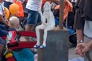 Chrystusik frasobliwy w klapkach w częstochowskich Alejach. Sierpień 2016 r.