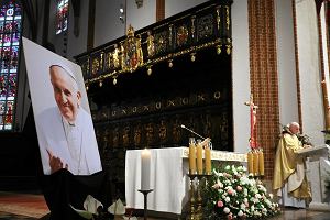 W kościołach w całej Polsce katolicy żegnają papieża Franciszka. "Apelował, by nie zamykać się w smutku"