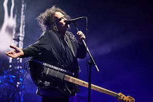 The Cure występują ze sobą od 1976 roku. Początkowo twórczość zespołu Roberta Smitha opierała się na założeniach punk rocka, jednak artyści szybko porzucili dotychczas ograniczające ich ramy, wyrastając tym samym na jeden z najważniejszych zespołów tworzących w nurtach tzw. 'nowej' i 'zimnej' fali. Smith jest jedną z ikon brytyjskiej popkultury. 
