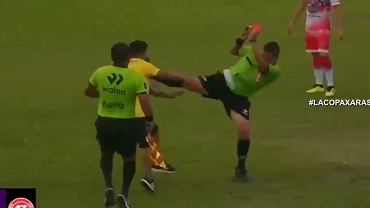 Sędzia znokautował trenera w stylu kung-fu! Wideo obiegło cały świat