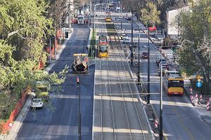 Tramwaj do Wilanowa. Asfaltowanie zachodniej jezdni ul. Belwederskiej przed jej otwarciem w nocy z 17 na 18 kwietnia 2025 r.