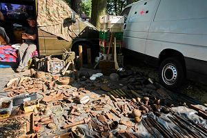 Moto Weteran Bazar to wielkie targowisko z częściami do samochodów i motocykli, militariami, piwem i kiełbasą. Zakupy można robić całą sobotę i niedzielę. 