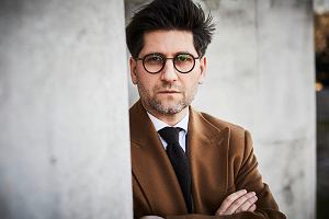'Skóra po dziadku' to najnowsza premiera Teatru Łaźnia Nowa. Jej reżyserem, scenarzystą i autorem jest Mateusz Pakuła. Spektakl trafi na afisz 11 kwietnia