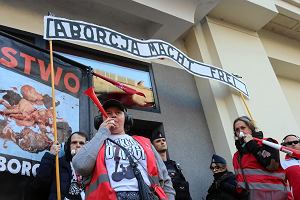 Protest przeciwko klinice aborcyjnej Abotak na ul. Wiejskiej, 29 marca 2025 r.