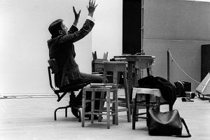 Tadeusz Kantor podczas próby Umarłej klasy w Royal College of Art w Edynburgu, 1976 r.