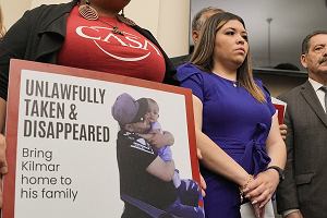 Jennifer Vasquez Sura, żona Kilmara Abrego Garcii, salwadorskiego migranta, który legalnie przebywał w USA na podstawie zezwolenia na pracę i został osądzony jako deportowany do Salwadoru, przygląda się konferencji prasowej z innymi członkami rodziny, zwolennikami i członkami Congressional Hispanic Caucus w Waszyngtonie, USA, 9 kwietnia 2025 r.