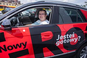 Pan Łukasz Jarczewski odebrał kluczyki do  volkswagena t-roca. Auto z pełnym bakiem wygrał w konkursie Volkswagen Race Wyborczej i Volkswagen Centrum Wrocław