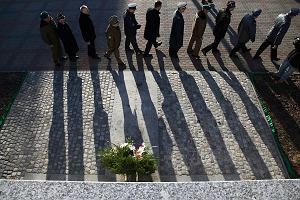 Składanie kwiatów pod pomnikiem ofiar katastrofy smoleńskiej