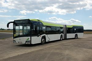 Nowy Solaris podczas testów na lotnisku w Pile. Takie autobusy na początku 2017 roku pojawią się na szczecińskich ulicach (tyle, że w szczecińskim malowaniu)