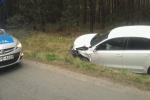 Do wypadku doszło niedaleko miejscowości Marwice. Jadący w stronę Gorzowa 52-letni kierowca skody wymusił pierwszeństwo na nadjeżdżającym z naprzeciwka samochodzie. 40-latek, kierowca volkswagane, ma złamane żebra