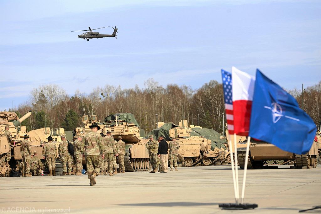 Amerykańska flaga nad poligonem w Drawsku. Szef MON: Polska i USA to żelaźni sojusznicy