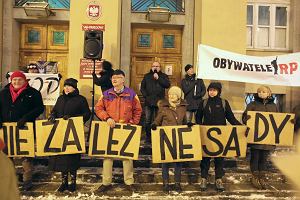 Kilkadziesiąt osób protestowało na placu Dąbrowskiego pod Sądem Okręgowym. To gest poparcia odwołanego przez ministra Ziobrę prezesa łódzkiego sądu Krzysztofa Kacprzaka.