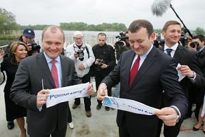 Wstęgę przecięli, od lewej: prezydent Szczecina Piotr Krzystek (PO), wiceminister środowiska i zachodniopomorski poseł PO Stanisław Gawłowski oraz Olgierd Geblewicz, prezes ZWiK (też członek PO) 