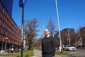 Marek Karabon na drodze rowerowej przy ul. Powstańców Śląskich