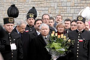 Jastrzębie-Zdrój. Jarosław Kaczyński składa kwiaty pod tablica upamiętniającą katastrofę smoleńską
