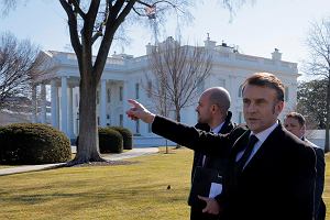 24.02.2025, Waszyngton, prezydent Francji Emmanuel Macron po wyjściu z Białego Domu ze spotkania z Donaldem Trumpem.