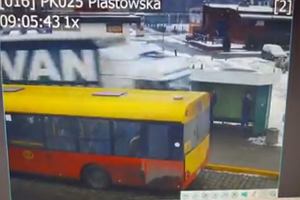 Rozpędzona ciężarówka przejechała przez przystanek. Omal nie wjechała w pasażerów komunikacji miejskiej