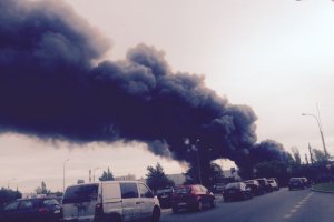 Pożar hali firmy Coko-Werk przy ul. Dąbrowskiego wybuchł dziś rano. Nad miastem momentalnie pojawił się ogromny czarny dym. Zdjęcia dostaliśmy od naszych czytelników. Za wszystkie dziękujemy.