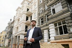 Magnus Isaksson na tle kamienic przy ul. Śląskiej 