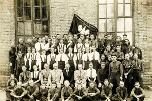 Uczniowie i nauczyciele gimnazjum im. H. Sienkiewicza w Harbinie. Inicjatorem budowy szkoły był ks. Władysław Ostrowski. Gimnazjum zaczęło działać 3 września 1915 r. (zbiory kp)