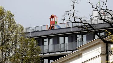 Zbudowali plac zabaw na dachu budynku. "Rozważamy zabezpieczenie"