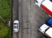 Kierowcy zapomnieli i znów spali na parkingu. Skończyło się zajęciem aut