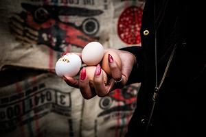 Corinne Currie, wolontariuszka, trzyma jajka zebrane od kur w Imani Community Garden na Brooklynie 20 lutego 2025 roku. Wybuch ptasiej grypy dotykającej jaja w różny sposób w mieście, w którym ceny i dostępność wahają się od bloku do bloku.