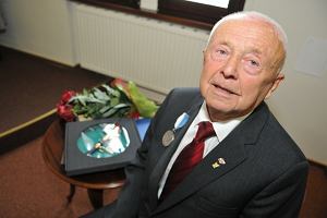 Na czwartkowej sesji rady miasta medal 'Za zasługi dla miasta Torunia' na wstędze odebrał 90-letni pułkownik Włodzimierz Rudziński. - Jest wśród nas ktoś, kto przez całe życie dbał o to, aby dwie postawy w jego życiu były dominujące: postawa oficera i oddanego członka rodziny. Dla Włodka bycie oficerem to zobowiązanie, którego nie można się pozbyć. Całe pokolenia toruńskich artylerzystów korzystają z jego wiedzy i umiejętności - mówił prezydent Michał Zaleski. - Słuchając tej laudacji uświadomiłem sobie, że połowa mojego życia związana jest z wojskiem - przyznał wzruszony Włodzimierz Rudziński .
Pułkownik to zaangażowany społecznik i działacz sportowy. Przed dwie kadencje, w latach 1994-2002 był toruńskim radnym. Jest członkiem Miejskiej Komisji Rozwiązywania Problemów Alkoholowych. Jest też członkiem rady sportu przy prezydencie  Torunia.