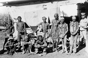 Jeńcy plemion Herero i Nama podczas wojny z Niemcami w latach 1904-1908 r.