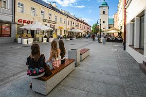 Ul. 3 Maja w Rzeszowie. Młode spacerowiczki na jednej z nowych ławek