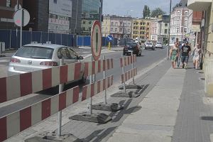 Piesi przebiegający przez ul. Żeromskiego