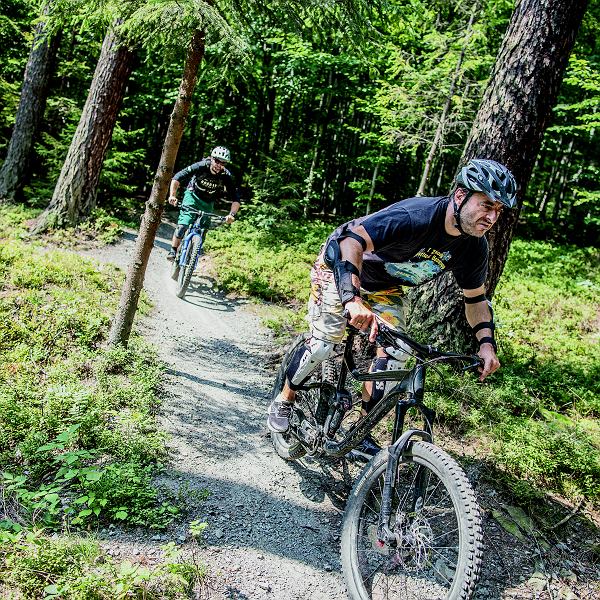 SŁOWO 'ENDURO'
pochodzi od 'endurance',
czyli 'wytrzymałość'. Na początku
określano tak rajdy,
które mają sprawdzić wytrzymałość
motocykli. Idea
rajdu składającego się z odcinków
specjalnych połączonych
odcinkami dojazdowymi
została przeniesiona na
grunt kolarstwa górskiego.
ZAWODY ENDURO trwają
5-6 godzin. Riderzy pokonują
pięć OS-ów. Liczony jest
tylko czas zjazdów. Wyniki
zostają zsumowane - wygrywa
najszybszy. Limit czasu
na dojazdówkach jest
liberalny. Zawodnicy są wypuszczani
na trasę co 30 s
i obowiązuje zasada,
że rider jadący wolniej przepuszcza
szybszego. Czasami
startuje się parami, ale OS-y
pokonuje solo.
ATMOSFERA ZAWODÓW
przypomina ponoć pierwsze
zawody organizowane
przez ojców kolarstwa
górskiego w latach 70.
na zboczach stromej góry
Tamalpais w Kalifornii.