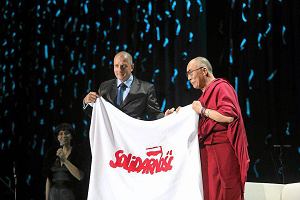 22 września 2010 roku, Dalajlama otrzymuje flagę 'Solidarności' z rąk Rafała Dutkiewicza