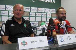 Trener Werner Liczka z lewej strony