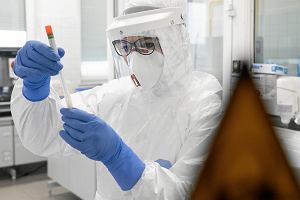  Laboratorium wykonujace testy na obecnosc koronawirusa .