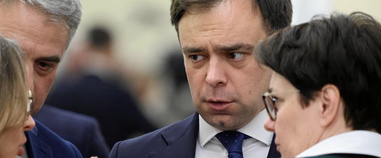 Zaskakujące doniesienia z rządu. "Decyzje przechodzą przez niego"