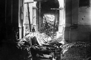 Poruszający Grób Pański w ruinach kościoła św. Krzyża w 1945 r.
