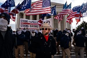 Thomas Rousseau i członkowie Frontu Narodowego gromadzą się na schodach Jefferson Memorial, podczas corocznego Marszu dla Życia w Waszyngtonie, 24 stycznia 2025 r.
