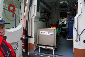Ratownik Krzysztof Łazarów z karetce, którą wewnątrz zniszczył pijany pacjent