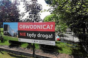 Baner protestujących przeciwko budowie obwodnicy Zawady - rozbudowie DK45, zawieszony na ogrodzeniu jednej z posesji w gminie Turawa.