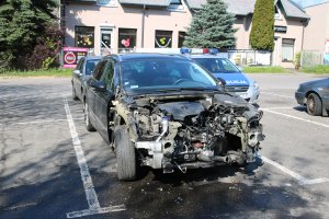 Częstochowa. Rozebrany samochód na osiedlowym parkingu